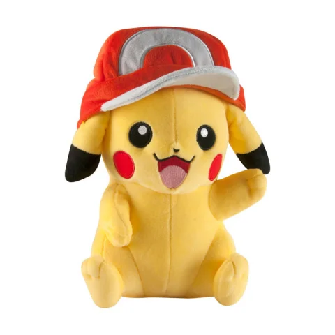 Produktbild zu Pokémon - Tomy Plüsch - Pikachu mit Ash-Mütze