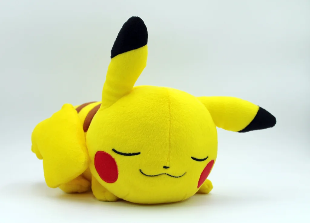 Pokémon - Pikachu Mania Plüsch - Schlafender Pikachu