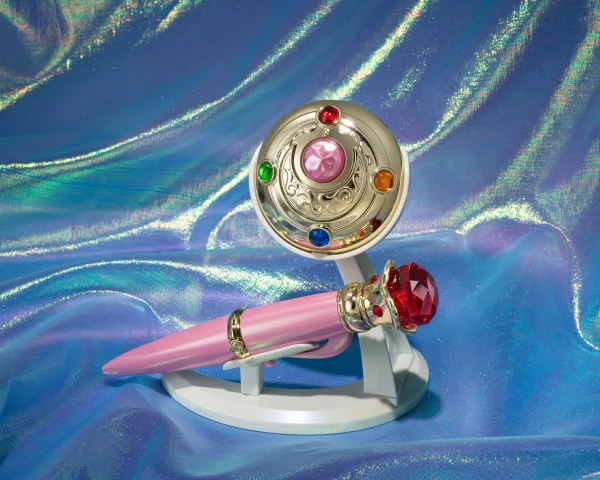 Produktbild zu Sailor Moon - PROPLICA - Sailor Moon Verwandlungsbrosche & Verwandlungsstift Set (Brilliant Color Edition)