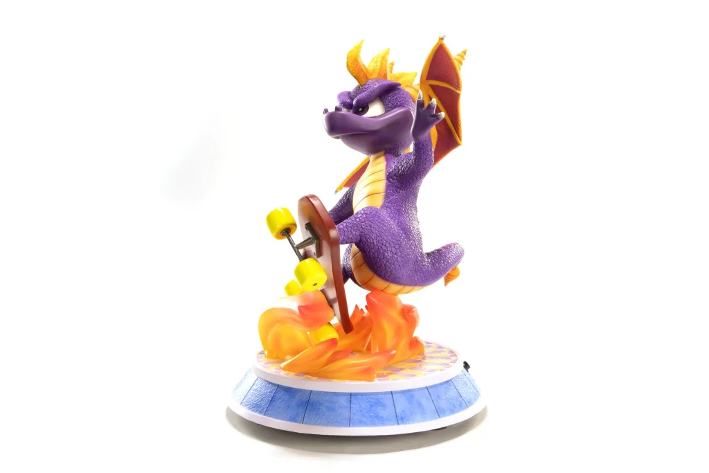 Spyro - Non-Scale Figure - Spyro (Skateboard)