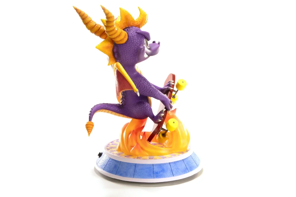 Spyro - Non-Scale Figure - Spyro (Skateboard)