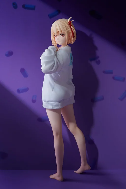Lycoris Recoil - Scale Figure - Chisato Nishikigi (Oversized Sweatshirt Ver.)