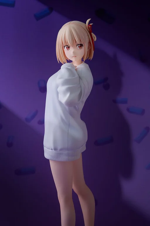 Lycoris Recoil - Scale Figure - Chisato Nishikigi (Oversized Sweatshirt Ver.)
