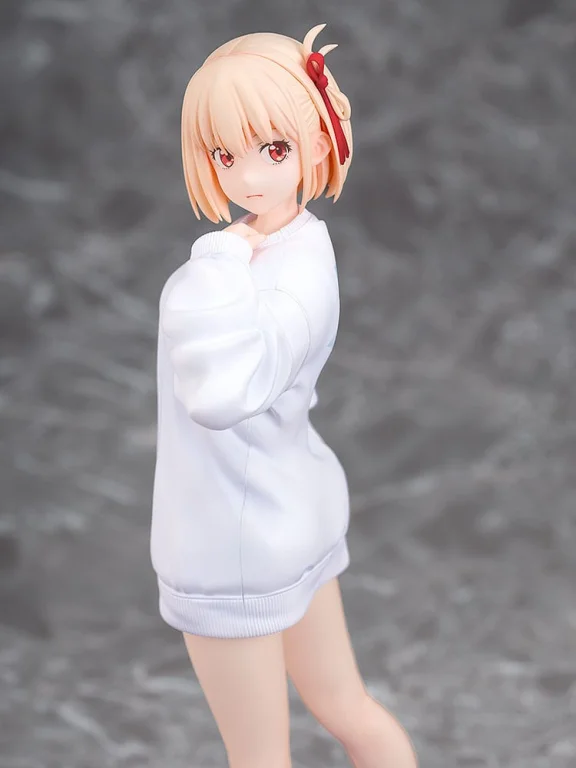 Lycoris Recoil - Scale Figure - Chisato Nishikigi (Oversized Sweatshirt Ver.)